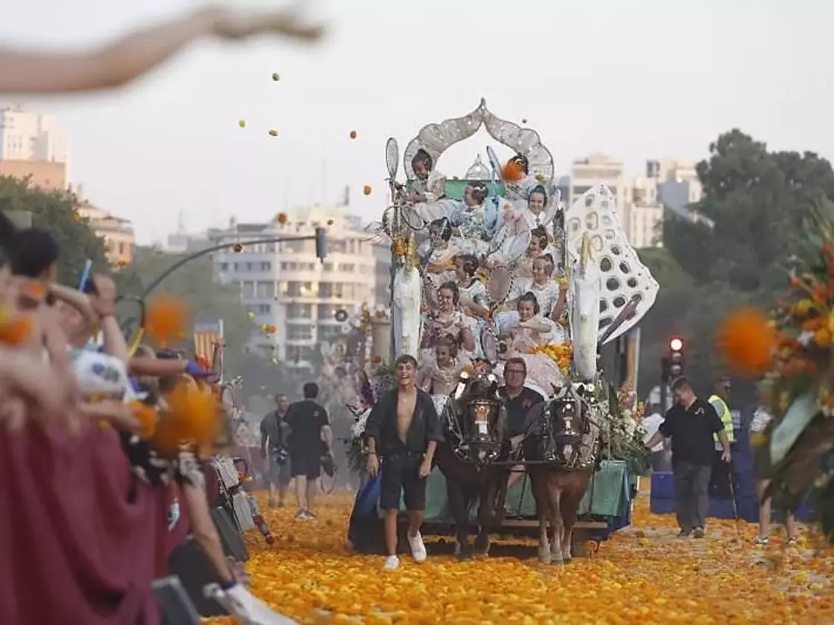 Valencia se engalana con su tradicional Batalla de Flores