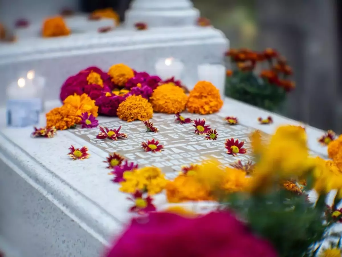 El Lenguaje Floral del Día de Muertos: Un Vínculo entre Mundos