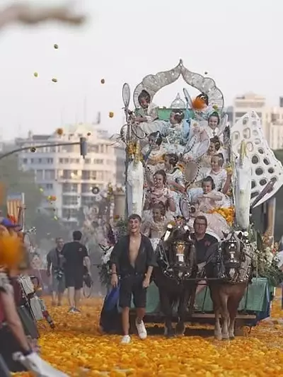 Valencia se engalana con su tradicional Batalla de Flores