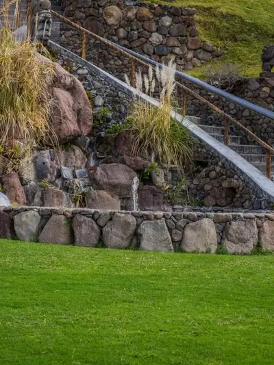 Diseño de Jardines en Terrenos Inclinados: Un Enfoque Integral