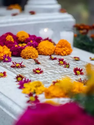 El Lenguaje Floral del Día de Muertos: Un Vínculo entre Mundos