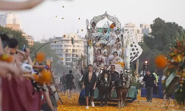 Valencia se engalana con su tradicional Batalla de Flores