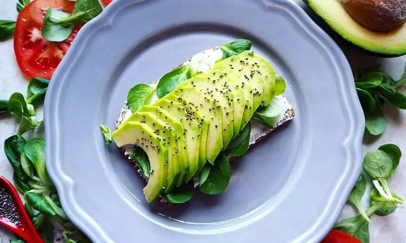 El Aguacate: Un Superalimento en la Dieta Moderna, Sus Beneficios y Desafíos