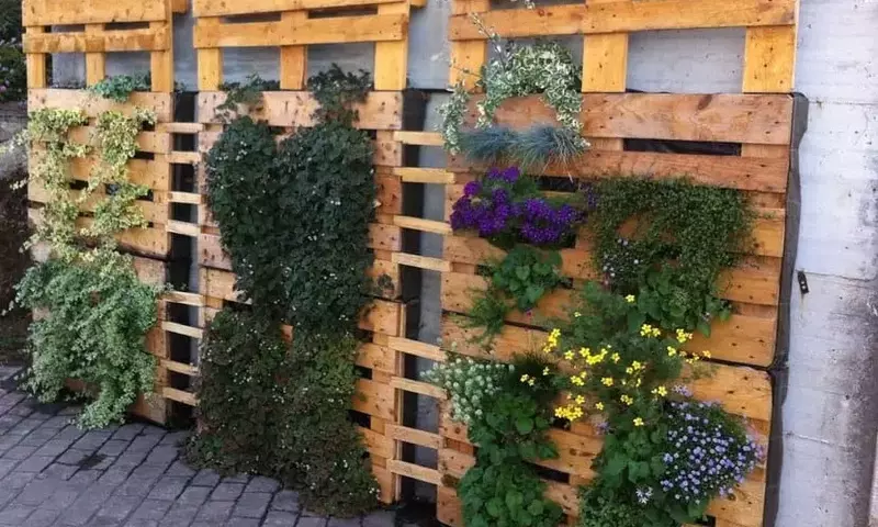 Transforma Palets Usados en Maceteros Únicos para tu Jardín