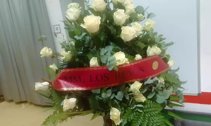 Homenaje Real con Rosas Blancas y Mensaje de Condolencia