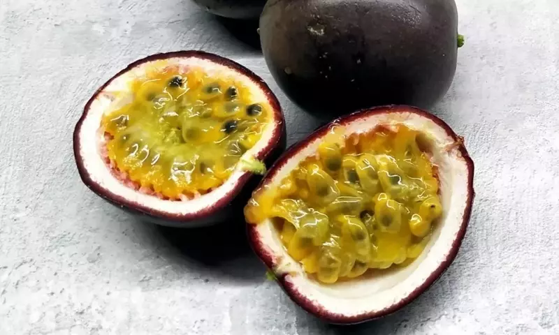 La Maracuyá: Un Viaje Sensorial desde la Enredadera hasta tu Plato