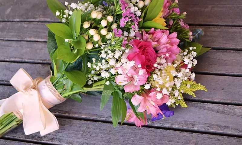 Celebraciones Nupciales al Aire Libre: Guía Floral y Estilística para un Evento Inolvidable
