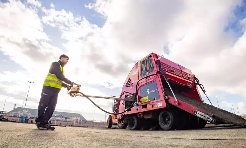 Mejoras en el campo de fútbol de Bahía Sur: Un paso hacia la modernización deportiva