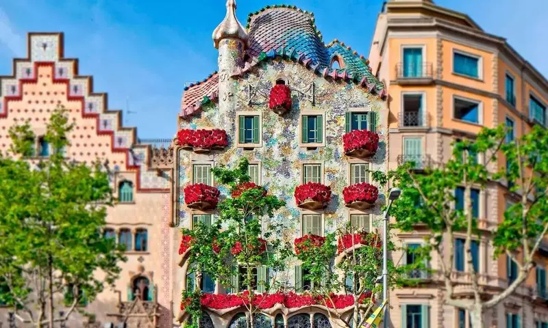 La Casa Batlló celebra Sant Jordi con una fachada de rosas y experiencias culturales