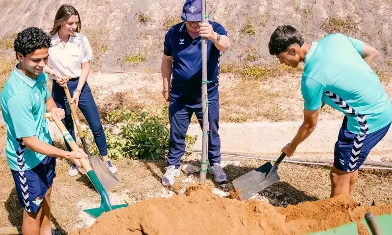 El Real Betis Refuerza su Compromiso Ecológico con una Gran Plantación de Árboles en su Centro de Entrenamiento