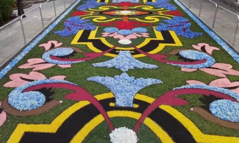 El esplendor efímero: Tradición floral del Corpus Christi en España