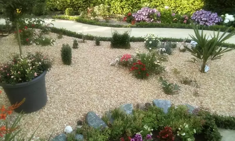Diseña senderos de jardín ecológicos: guía completa con materiales naturales y reciclados