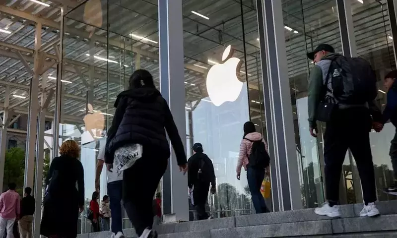 Apple's Strategic Retail Adjustments Amidst Evolving Mall Landscape