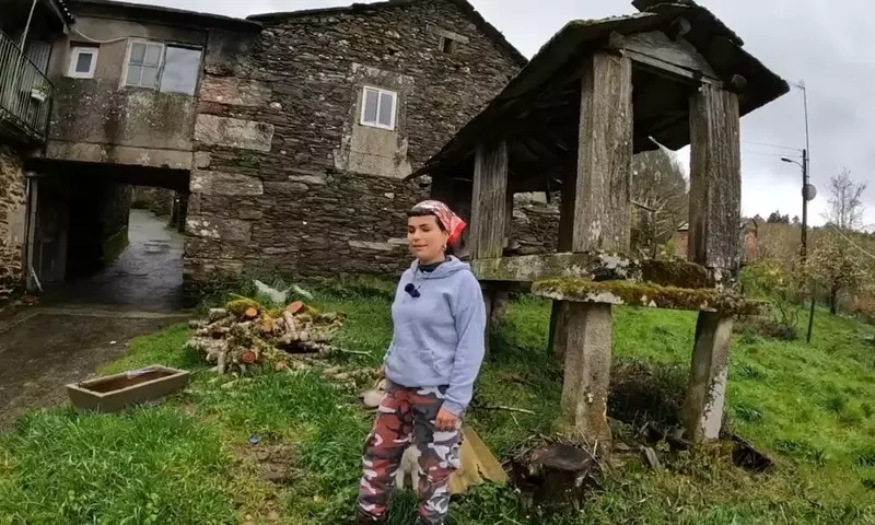 De la Metrópolis Gallega a la Vida Autosuficiente: Una Historia de Renacimiento Rural