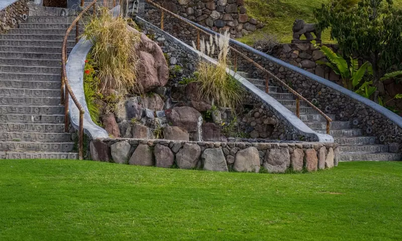 Diseño de Jardines en Terrenos Inclinados: Un Enfoque Integral