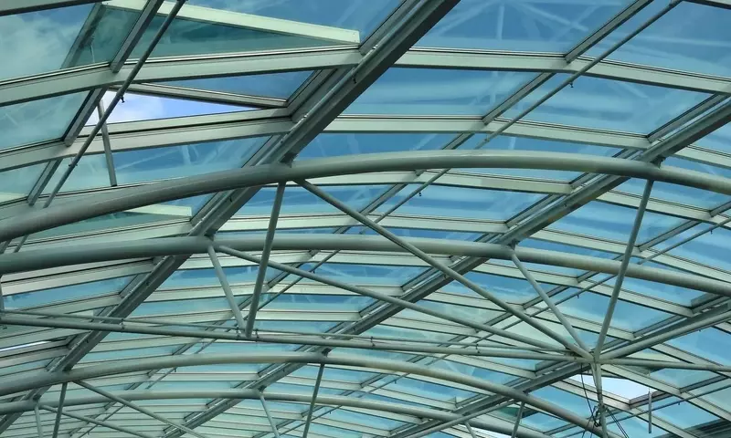 Innovaciones en Techos Acristalados y Paisajismo Acuático: Transformando Espacios
