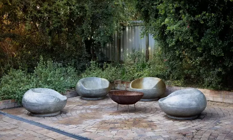 Diseño de Jardines con Fuego: Armonía entre Llamas y Naturaleza en Patios Modernos