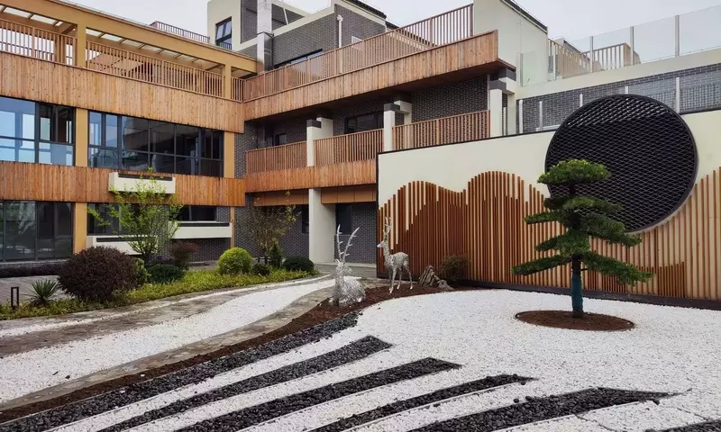 Diseño de Jardines Naturales: Fusión de Piedra, Madera y Vegetación para un Espacio Armonioso