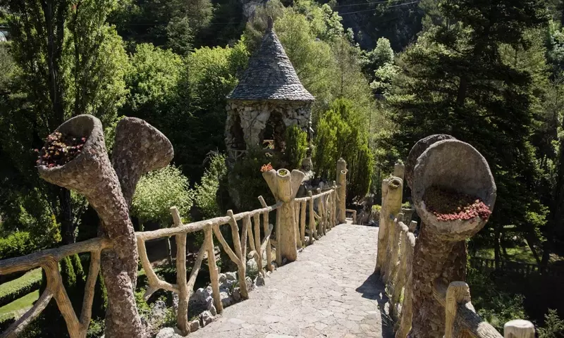 Los Jardines Ocultos de Gaudí: Un Viaje a Través de su Paisajismo Menos Conocido