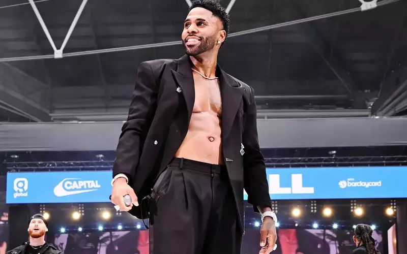 Jason Derulo's Stage Tumble Ignites Meme Resurgence